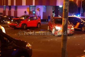 Aparatosa colisión entre dos vehículos en el centro urbano de Telde (Foto TA)